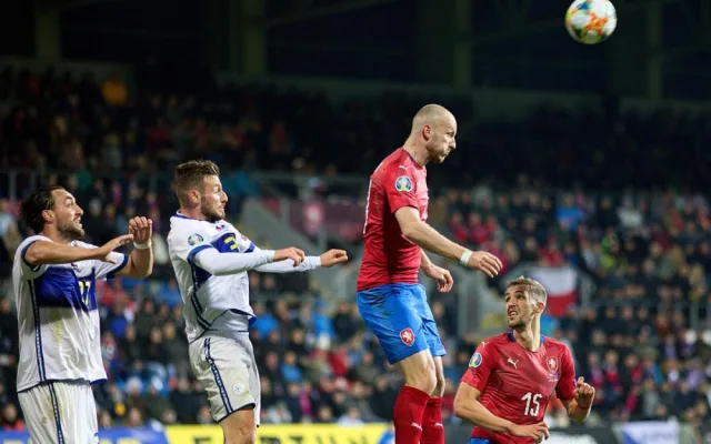 Fotbalisté po obratu porazili Kosovo 2:1 a postoupili na Euro.