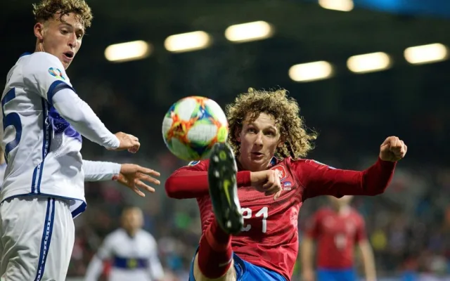 Fotbalisté po obratu porazili Kosovo 2:1 a postoupili na Euro.