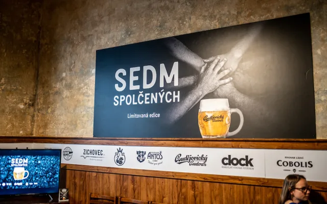 Sedm sládků spojilo síly. Výsledkem je ležák z unikátního chmele.