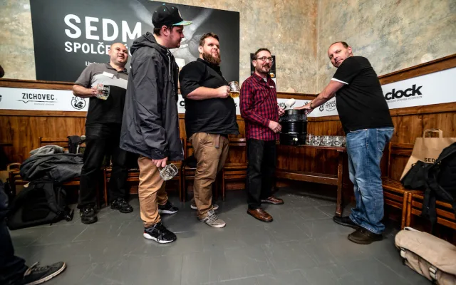 Sedm sládků spojilo síly. Výsledkem je ležák z unikátního chmele.