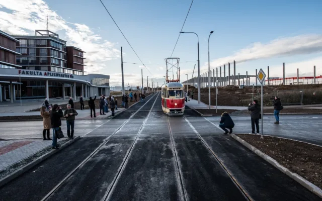 Nová tramvajová trať v Plzni doveze cestující až k univerzitě.