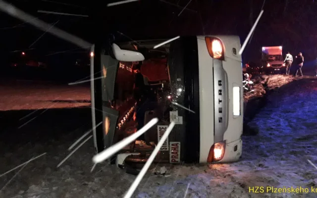 Nehoda autobusu na Klatovsku si vyžádala tři lehce zraněné ženy.