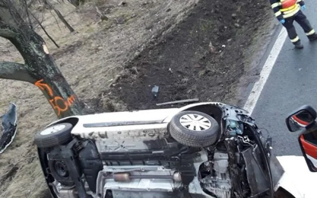 Auto skončilo převrácené na boku