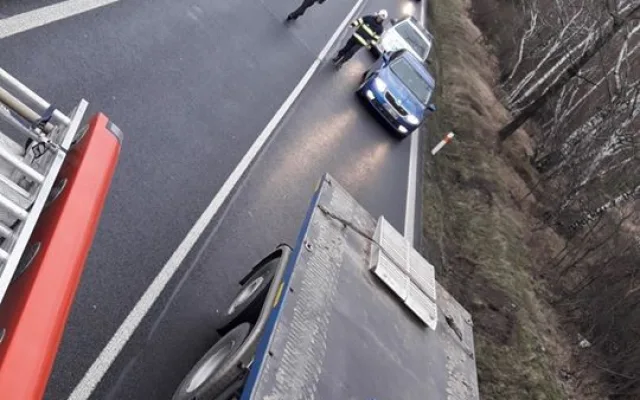 Auto skončilo převrácené na boku
