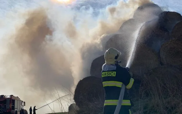 Hasiči bojovali s požárem obřího stohu, nechávají ho kontrolovaně vyhořet