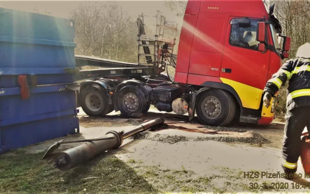 Požár tahače a převrácený návěs se štěrkem, hasiči na Plzeňsku měli plné ruce práce
