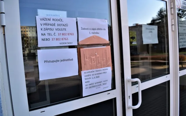 Rodiče budoucích prvňáčků přicházeli k zápisům bez dětí, přihlášky vhazovali do boxu