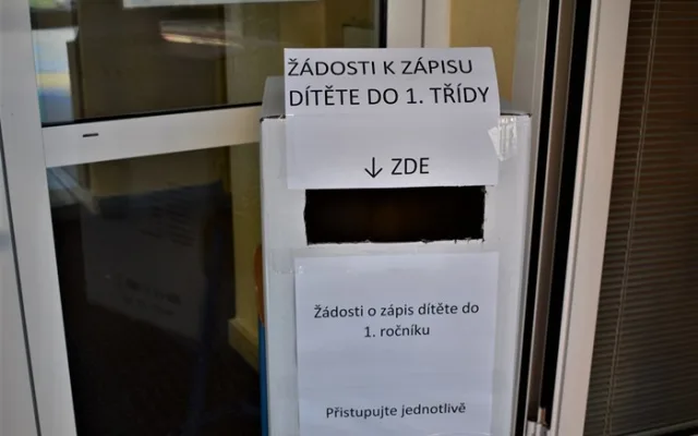 Rodiče budoucích prvňáčků přicházeli k zápisům bez dětí, přihlášky vhazovali do boxu