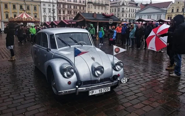 Na první expedici vyjížděli oba cestovatelé stylově v legendární Tatře Hanzelky a Zikmunda