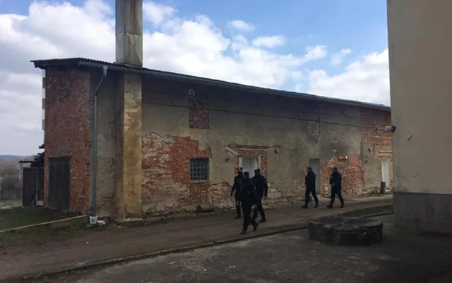 Policisté hlídkují i kolem ubytoven