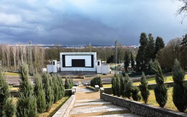 Obří pódium lochotínského amfiteátru prochází rekonstrukcí za šest milionů