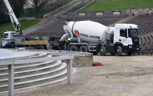 Obří pódium lochotínského amfiteátru prochází rekonstrukcí za šest milionů