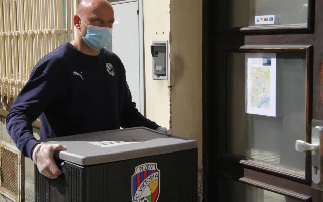 Viktoriáni v akci mimo hřiště, rozváží obědy strážníkům městské policie v Plzni