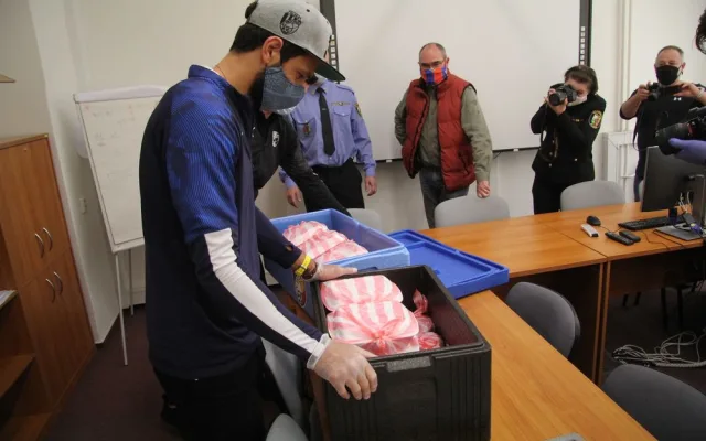 Viktoriáni v akci mimo hřiště, rozváží obědy strážníkům městské policie v Plzni