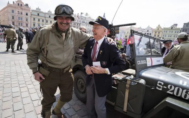Američtí váleční veteráni poslali do Plzně dojemné vzkazy i slova plná naděje