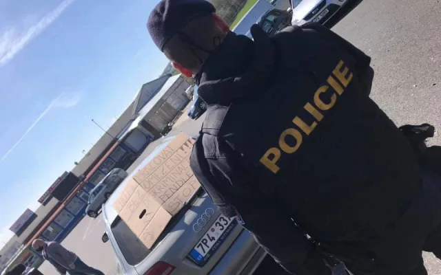 Policisté kontrolují pendlery při jejich protestní akci na přechodu Folmava