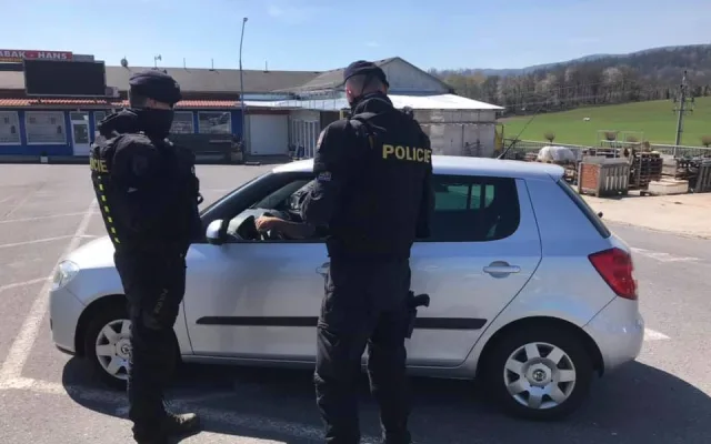 Policisté kontrolují pendlery při jejich protestní akci na přechodu Folmava