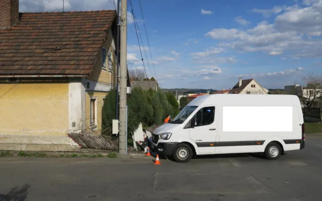 Špatně zabrzděná dodávka ujela řidiči z kopce, zdemolovala rozvodnou skříň i plot