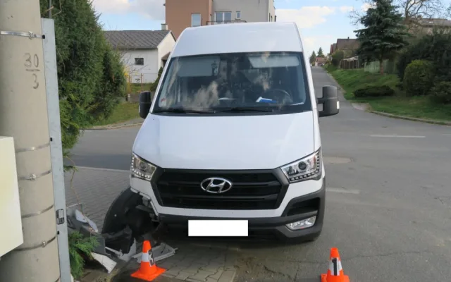 Špatně zabrzděná dodávka ujela řidiči z kopce, zdemolovala rozvodnou skříň i plot