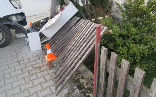 Špatně zabrzděná dodávka ujela řidiči z kopce, zdemolovala rozvodnou skříň i plot