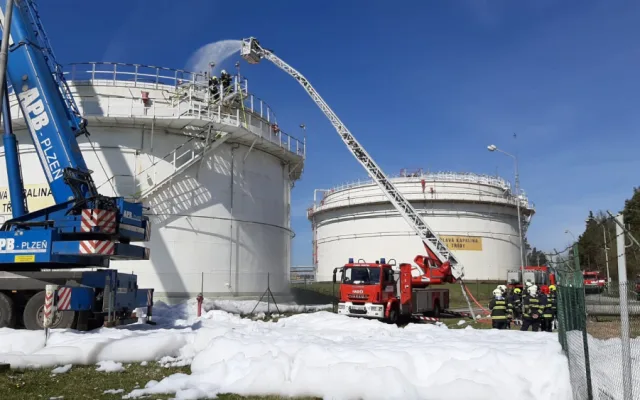 Patnáct jednotek hasičů likvidovalo požár obří nádrže s benzínem v firmě Čepro