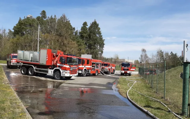 Patnáct jednotek hasičů likvidovalo požár obří nádrže s benzínem v firmě Čepro