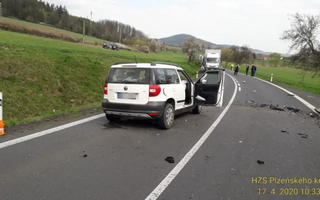 Při čelním střetu dvou osobních automobilů se vážně zranili tři lidé