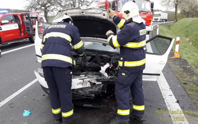 Při čelním střetu dvou osobních automobilů se vážně zranili tři lidé