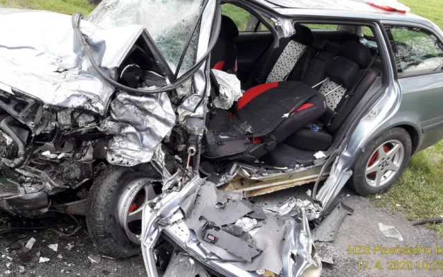 Při čelním střetu dvou osobních automobilů se vážně zranili tři lidé