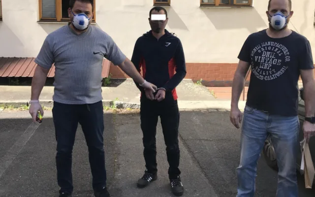 Policisté eskortují zadrženého cizince