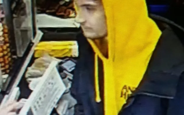 Nepoznáte muže na fotografii? Hledá ho policie v souvislosti s přepadením seniorky