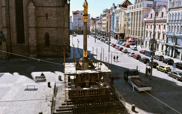 Lešení zakrylo Mariánský sloup na náměstí Republiky, začíná jeho rekonstrukce