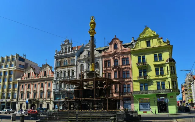 Lešení zakrylo Mariánský sloup na náměstí Republiky, začíná jeho rekonstrukce