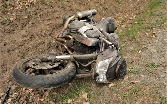 Motorkářka se vážně zranila po střetu se srncem, motorku vůbec neměla řídit