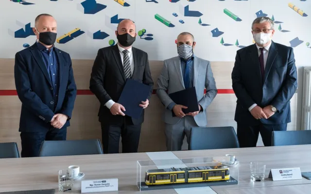 Podpis smlouvy na dodání dalších pěti tramvají EVO2