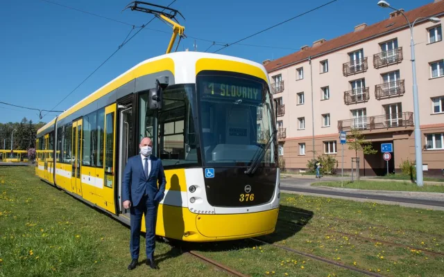 Náměstek primátora a předseda představenstva PMDP Roman Zarzycký si nové tramvaje pochvaluje