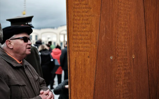V areálu škodovky je pomník, na kterém jsou i jména obětí amerického náletu na plzeňskou zbrojovku