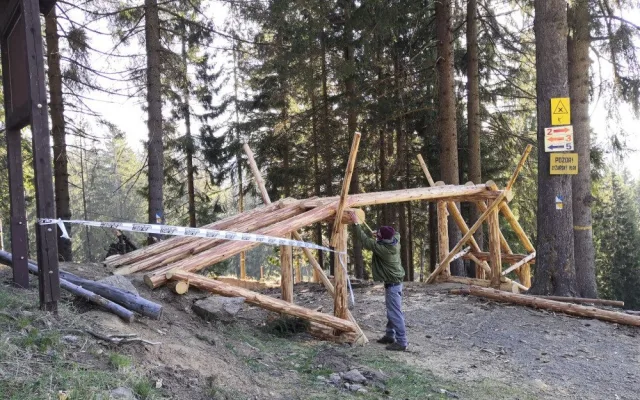 Instalace nových překážek v bike parku