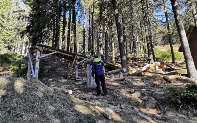Instalace nových překážek v bike parku