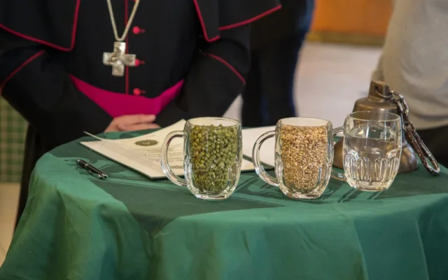 Požehnané pivo za papežem do Vatikánu neodjelo, bude se prodávat ve speciální aukci