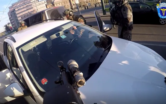 Obří akce policie a celníků! Rozprášili mezinárodní gang výrobců nelegálních cigaret