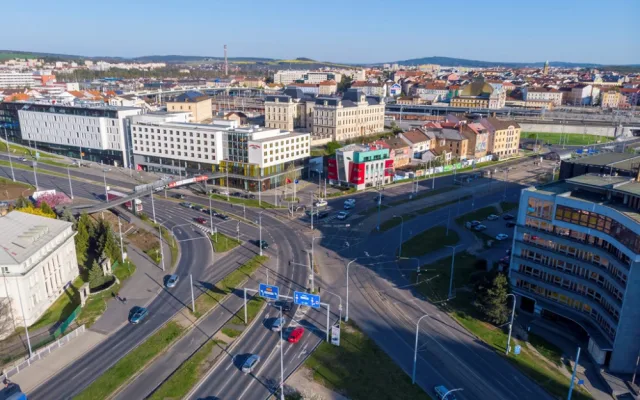 Stávající stav křižovatky U Jána. V místech plánovaných přechodů pro chodce je teď jen viditelně vyšlapaná stezka od chodců, kteří tudy léta chodí a riskantně přecházejí ulici.
