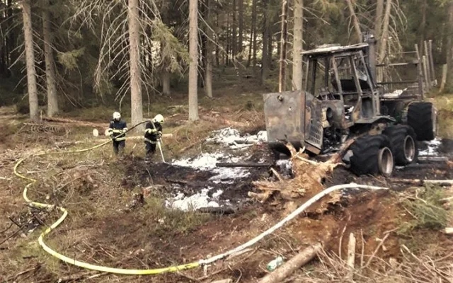 Z vyvážecího trktoru zbylo jen ohořelé torzo