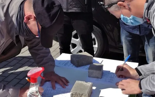 Pendleři na přechodu Folmava protestují proti povinné platbě za testy na koronavirus