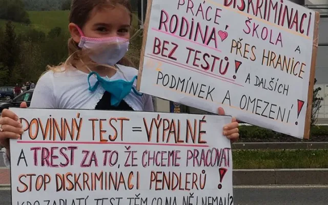 Pendleři na přechodu Folmava protestují proti povinné platbě za testy na koronavirus