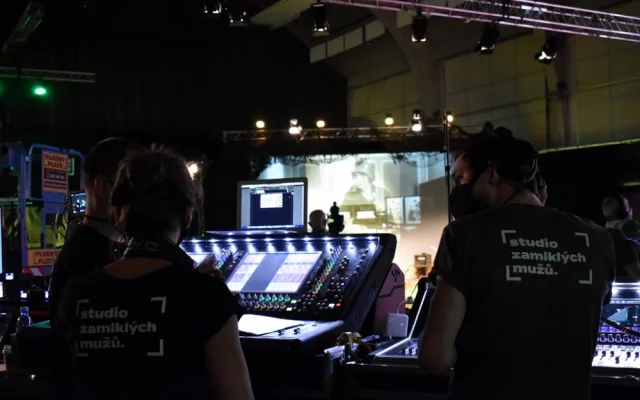 Studio Slavnosti svobody 2020 je připraveno, živý přenos zahájí v neděli úderem 11.00