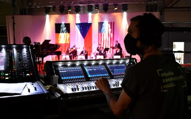 Studio Slavnosti svobody 2020 je připraveno, živý přenos zahájí v neděli úderem 11.00