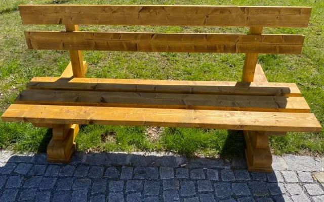 Lavičky vyrobené z kůrovcového dřeva zdobí centrum Železné Rudy
