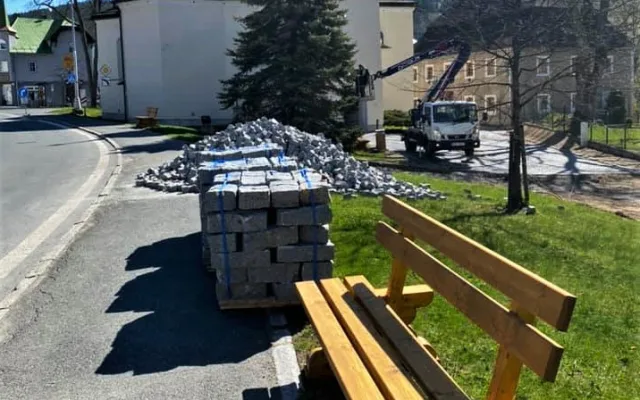 Lavičky vyrobené z kůrovcového dřeva zdobí centrum Železné Rudy