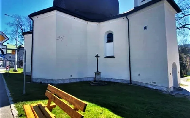 Lavičky vyrobené z kůrovcového dřeva zdobí centrum Železné Rudy